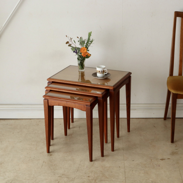 英国製ビンテージのガラストップネストテーブル