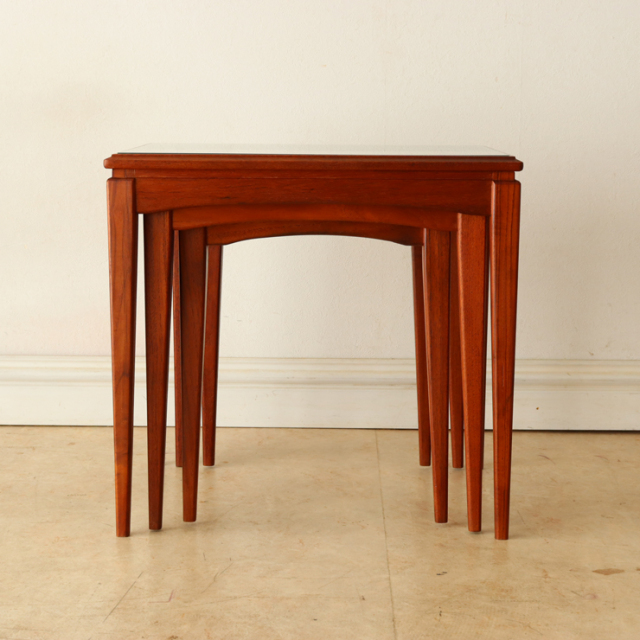 英国製ビンテージのガラストップネストテーブルの背面