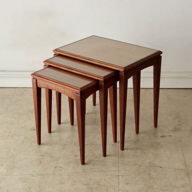 英国製ビンテージのガラストップネストテーブル