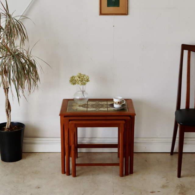 英国製ビンテージのタイルトップネストテーブル