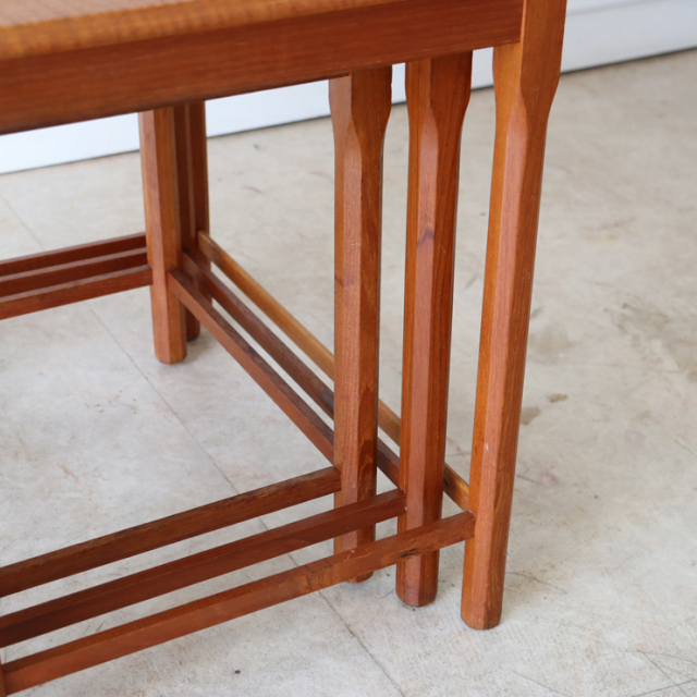 英国製ビンテージのタイルトップネストテーブルの脚部