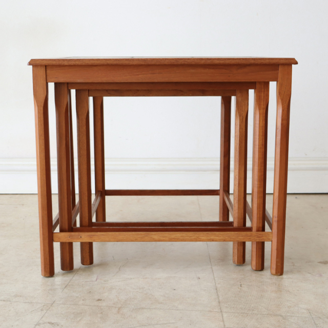 英国製ビンテージのタイルトップネストテーブルの後ろ姿