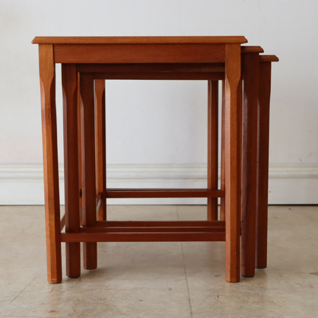 英国製ビンテージのタイルトップネストテーブルのサイド