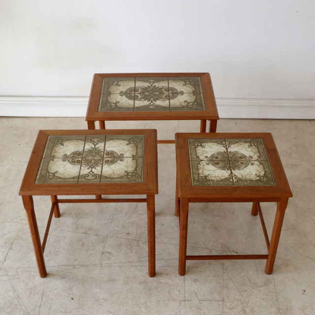 英国製ビンテージのタイルトップネストテーブル