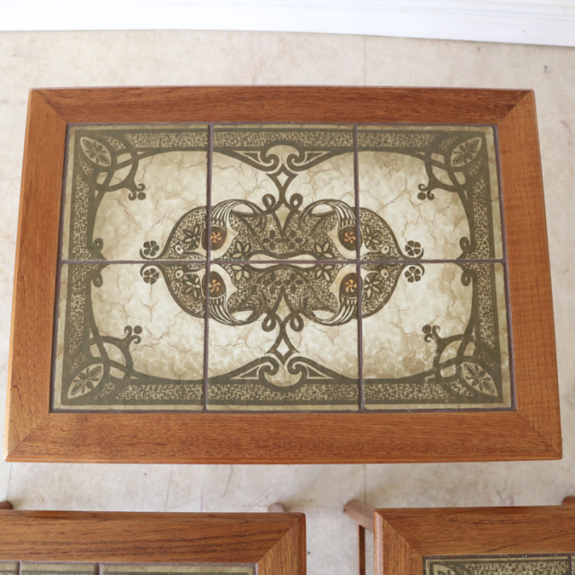 英国製ビンテージのタイルトップネストテーブルの大