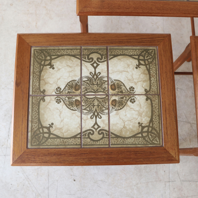 英国製ビンテージのタイルトップネストテーブルの中