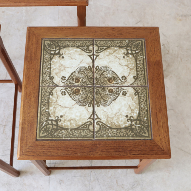 英国製ビンテージのタイルトップネストテーブルの小