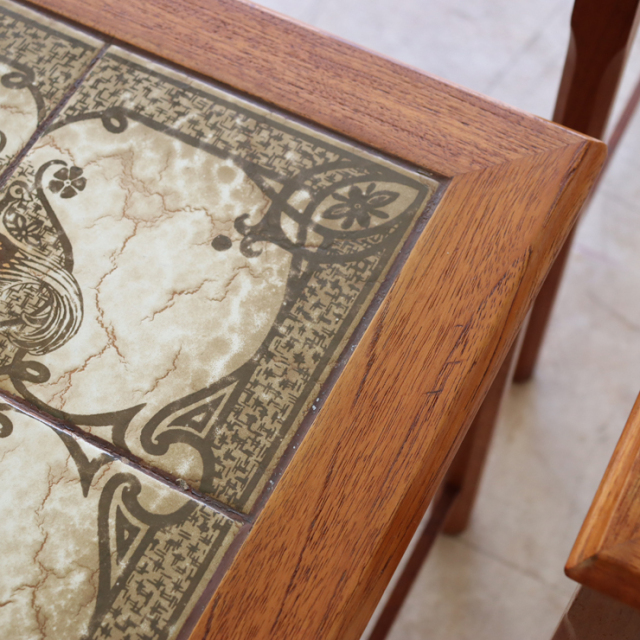 英国製ビンテージのタイルトップネストテーブルの小さな傷