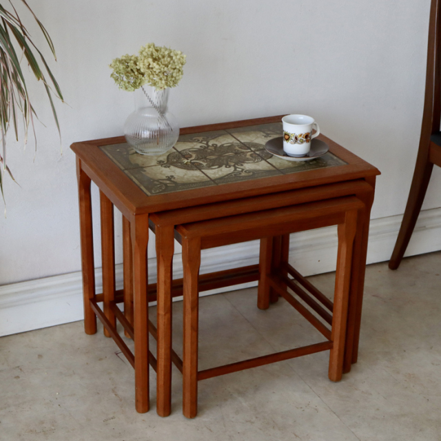 英国製ビンテージのタイルトップネストテーブル