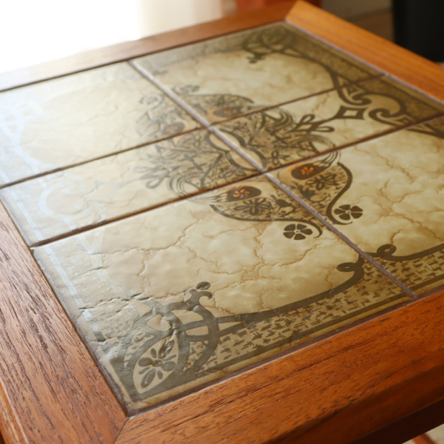 英国製ビンテージのタイルトップネストテーブルの天板