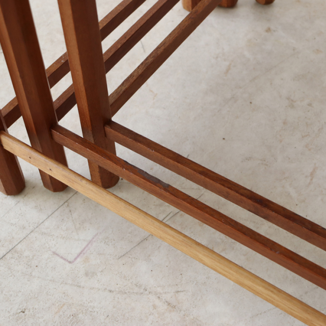 英国製ビンテージのタイルトップネストテーブルの脚の修復痕