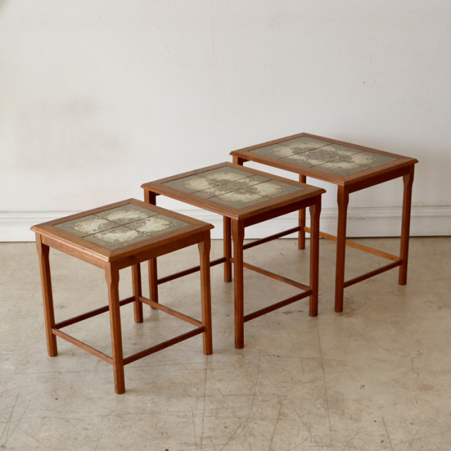 英国製ビンテージのタイルトップネストテーブル