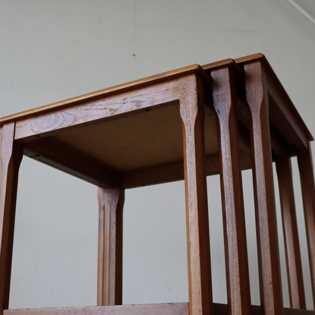 英国製ビンテージのタイルトップネストテーブル