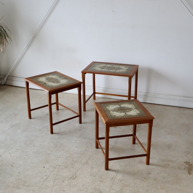 英国製ビンテージのタイルトップネストテーブル