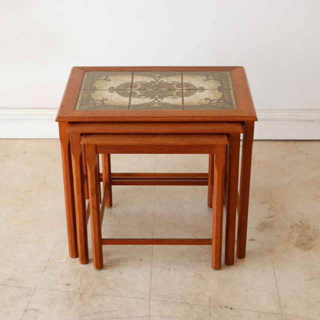 英国製ビンテージのタイルトップネストテーブル