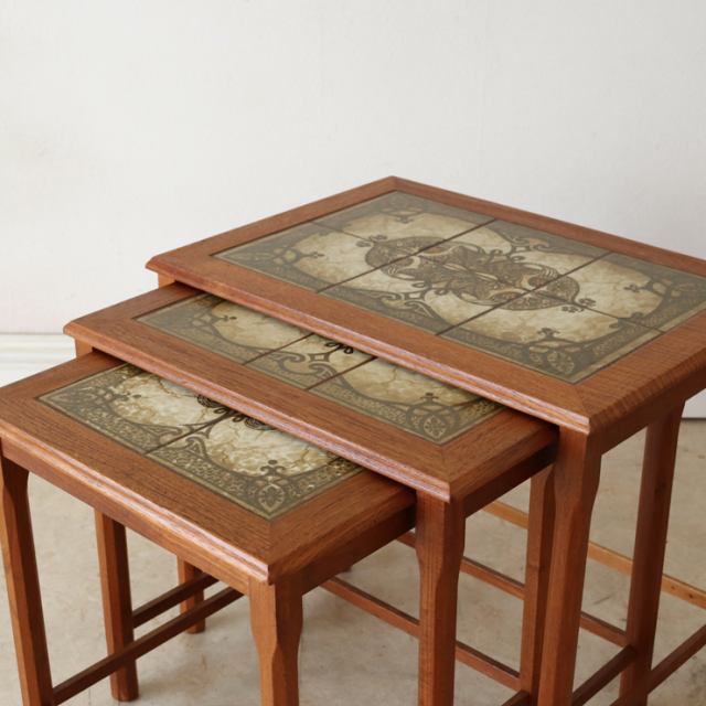 英国製ビンテージのタイルトップネストテーブルの天板