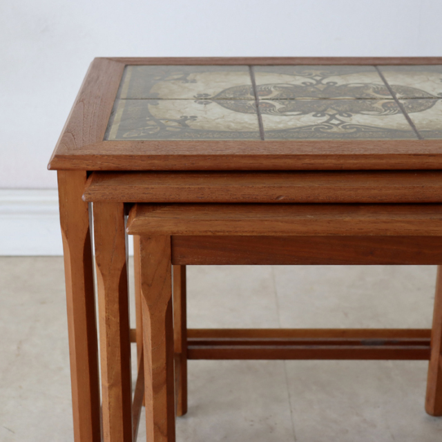 英国製ビンテージのタイルトップネストテーブルの合わさり