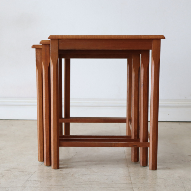 英国製ビンテージのタイルトップネストテーブルのサイド