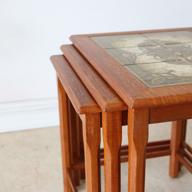 英国製ビンテージのタイルトップネストテーブルの合わさり