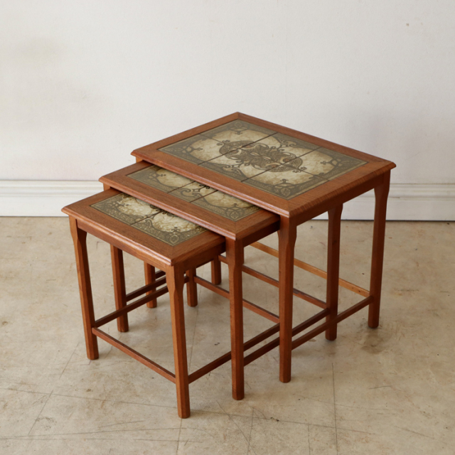 英国製ビンテージのタイルトップネストテーブル