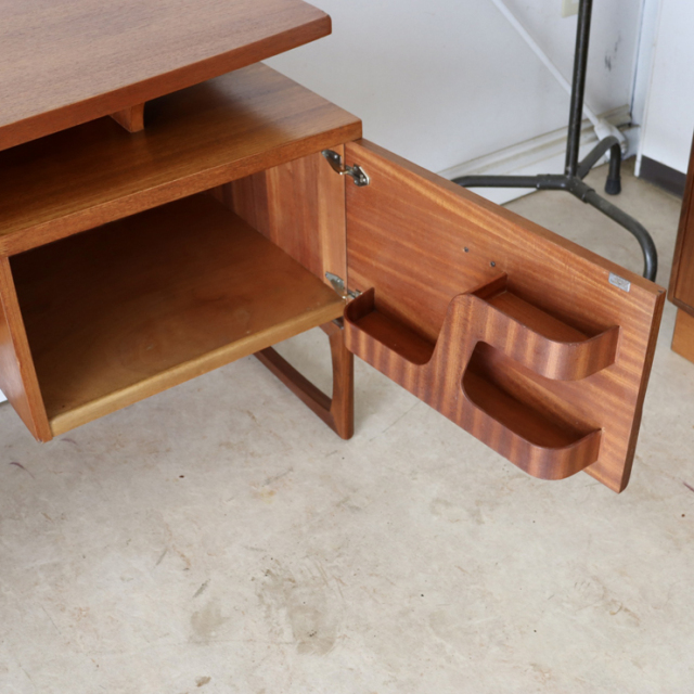 ジープラン（G-plan）製ビンテージのデスクの開き戸