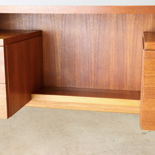 ジープラン（G-plan）製ビンテージのデスクの足回り