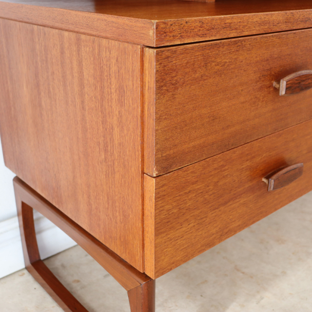 ジープラン（G-plan）製ビンテージのデスクの側面の傷