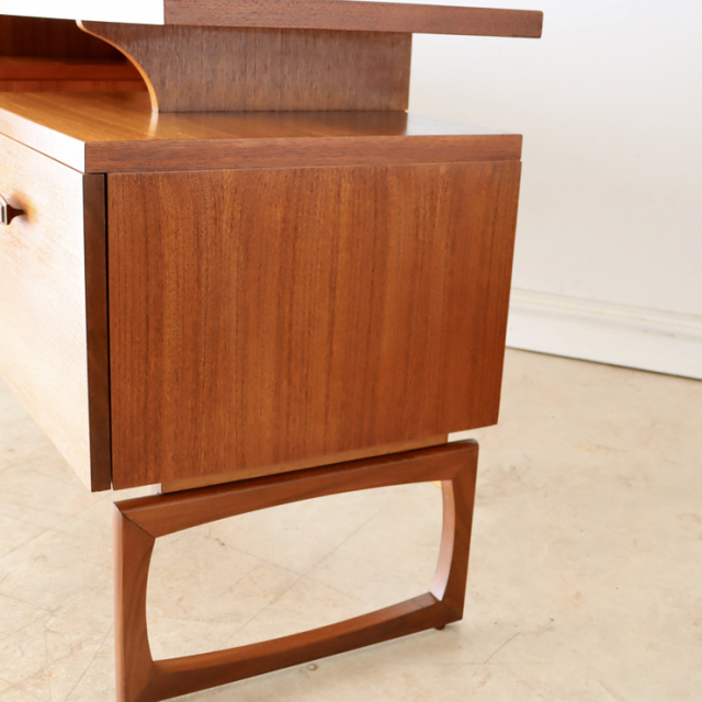 ジープラン（G-plan）製ビンテージのデスクの側面