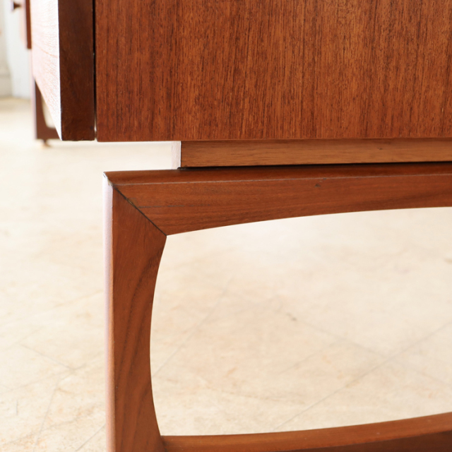 ジープラン（G-plan）製ビンテージのデスクの脚の補修痕