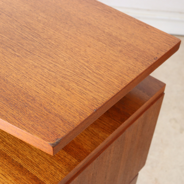 ジープラン（G-plan）製ビンテージのデスクの角の傷