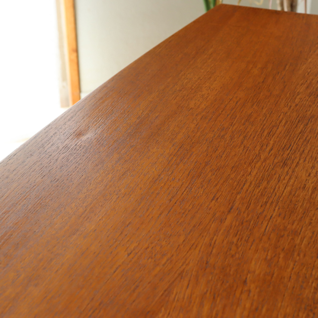 ジープラン（G-plan）製ビンテージのデスクの天板のアタリ