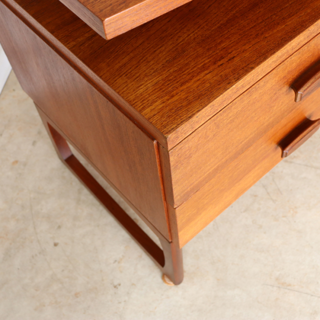 ジープラン（G-plan）製ビンテージのデスクの角の傷