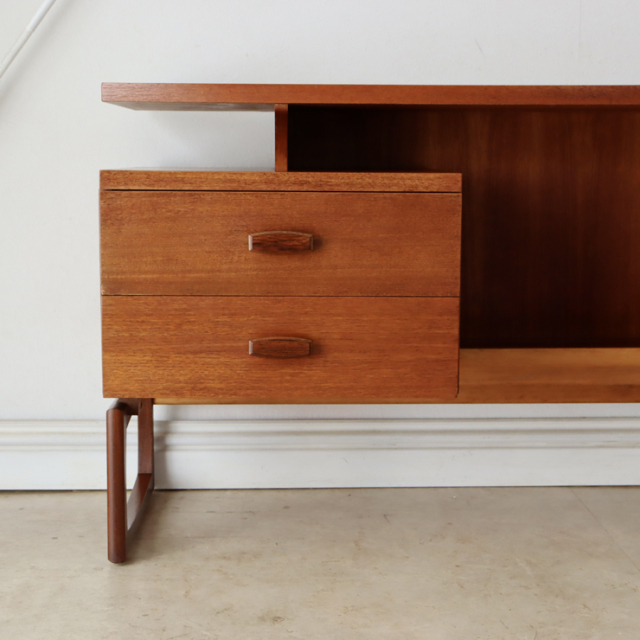 ジープラン（G-plan）製ビンテージのデスクの前面