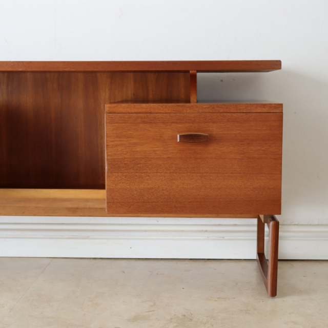 ジープラン（G-plan）製ビンテージのデスクの前面