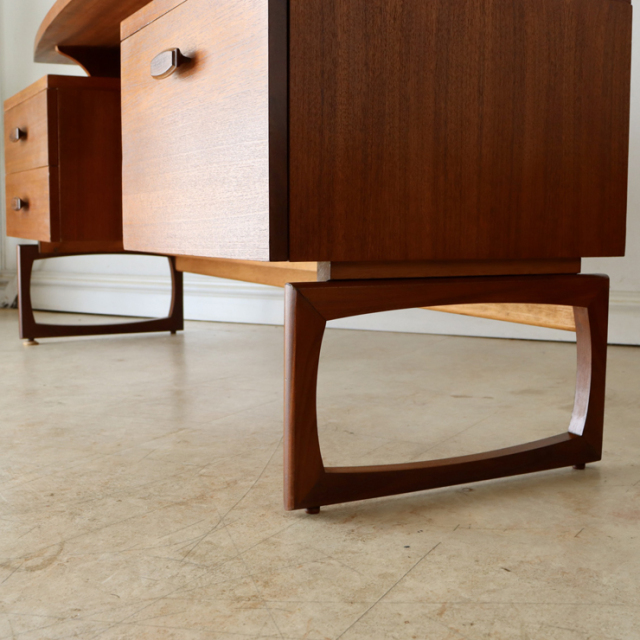 ジープラン（G-plan）製ビンテージのデスクの脚