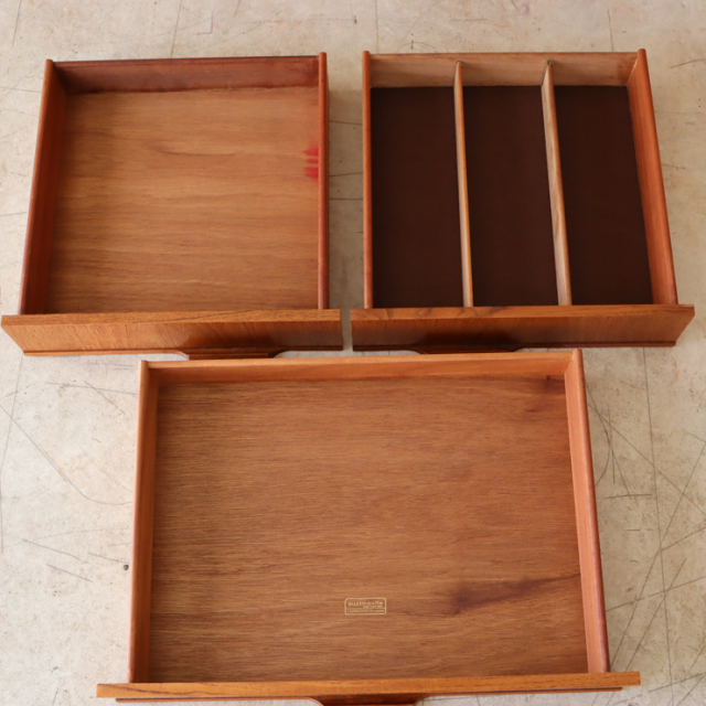 オースティンスイート（Austinsuite）製ビンテージのサイドボードの引き出し内部