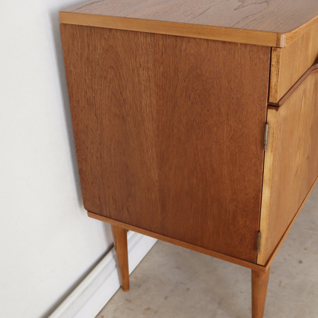 オースティンスイート（Austinsuite）製ビンテージのサイドボードのサイド