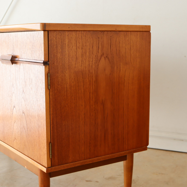 オースティンスイート（Austinsuite）製ビンテージのサイドボードのサイド