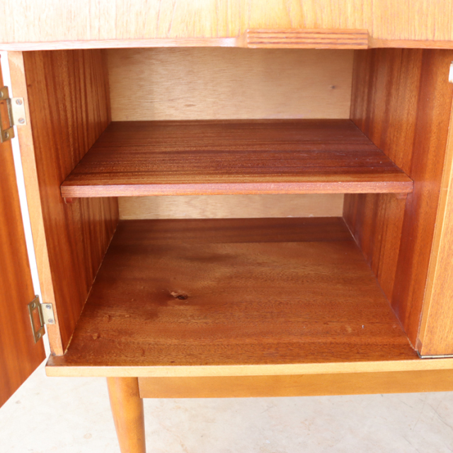 オースティンスイート（Austinsuite）製ビンテージのサイドボードの収納内部