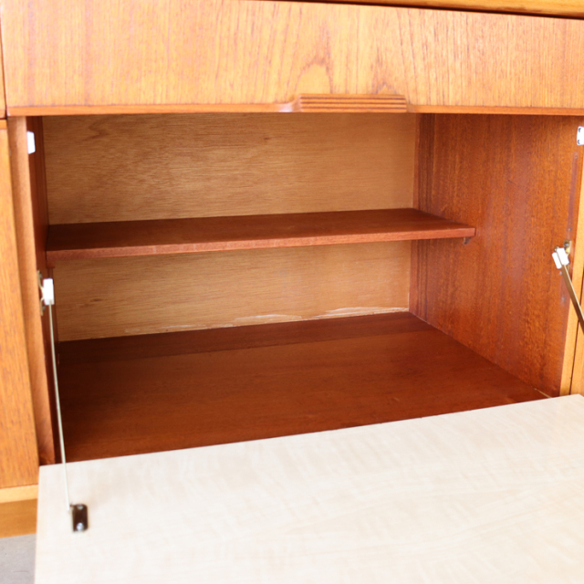 オースティンスイート（Austinsuite）製ビンテージのサイドボードの収納内部