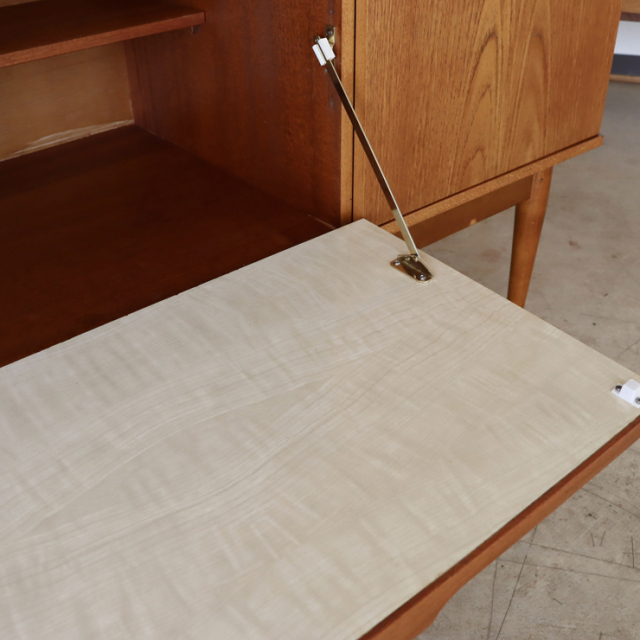 オースティンスイート（Austinsuite）製ビンテージのサイドボードの扉