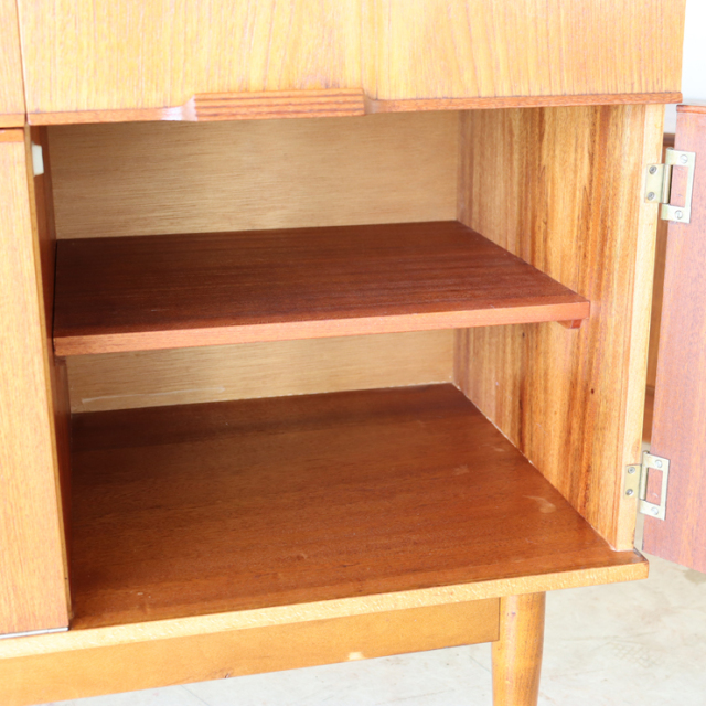 オースティンスイート（Austinsuite）製ビンテージのサイドボードの収納内部