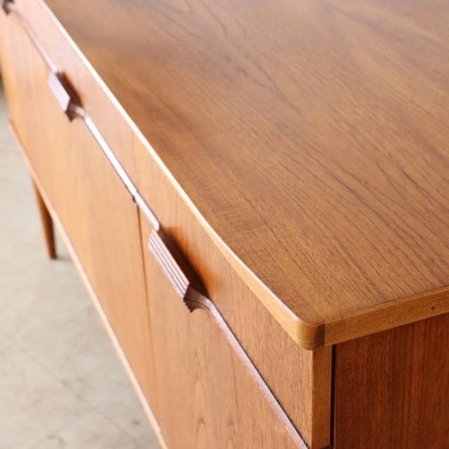 オースティンスイート（Austinsuite）製ビンテージのサイドボードの滑らかな角