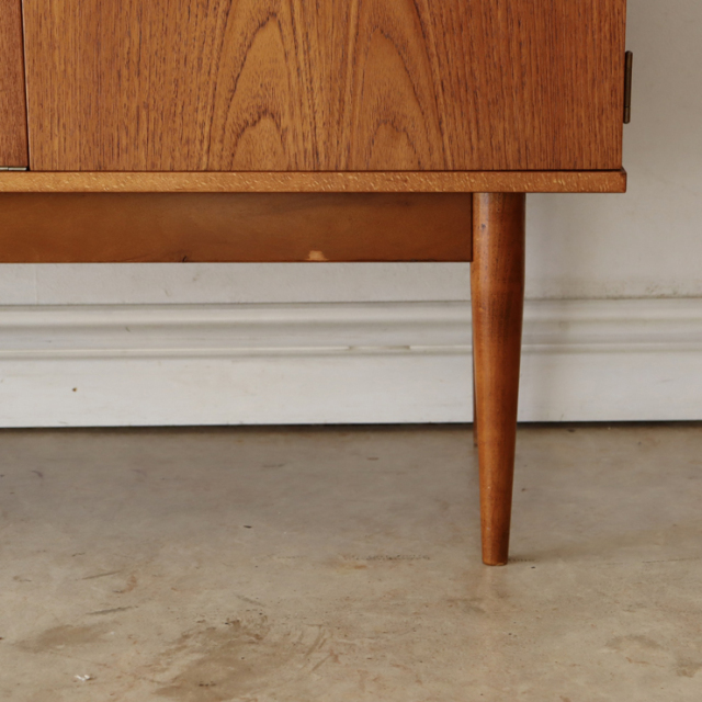 オースティンスイート（Austinsuite）製ビンテージのサイドボードの脚部