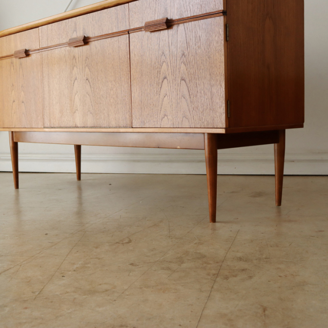 オースティンスイート（Austinsuite）製ビンテージのサイドボードの脚部