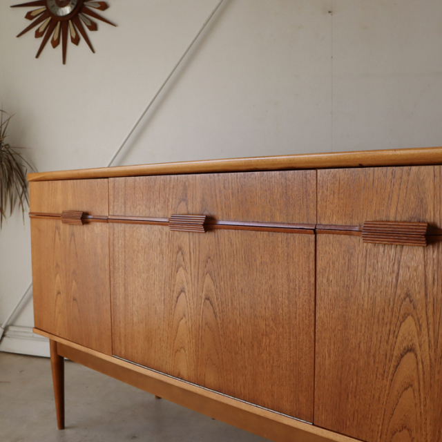 オースティンスイート（Austinsuite）製ビンテージのサイドボード