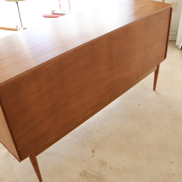 オースティンスイート（Austinsuite）製ビンテージのサイドボードの背面