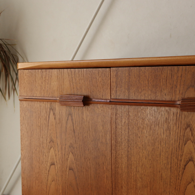 オースティンスイート（Austinsuite）製ビンテージのサイドボードのハンドル