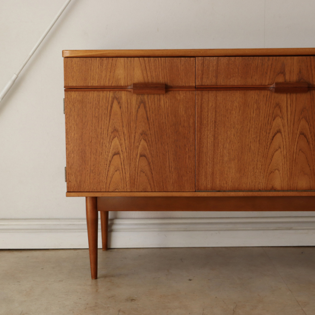 オースティンスイート（Austinsuite）製ビンテージのサイドボード