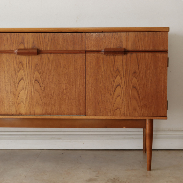 オースティンスイート（Austinsuite）製ビンテージのサイドボード